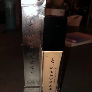 Anastasia  - Luminous foundation i färgen 160c. Endast testad på handen en gång. 