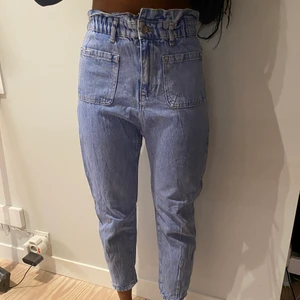 Zara jeans  - Zara loos fit jeans , ljusblå färg. Kreppad midja. 