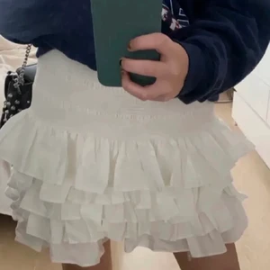 Populär volangkjol  - Säljer denna volangkjol från hm som jag köpte i somras men som aldrig kom till användning, den är i storlek M men skulle säga att den passar S också🤍🤍🤍