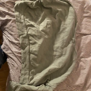 Sweatshirt Amisu  - Svårt att få bild på men går att skriva för bättre bild