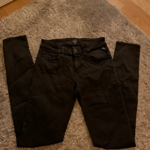 Replay hyperflex - Säljer mina replay hyperflex jeans! Skönaste jeansen med stretchigt material. Storlek 25/30. Midja - Mid. Varsamt använda så de är i fint skick!
