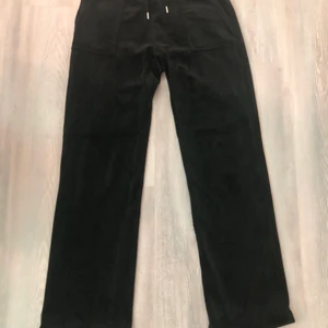 Juciy Couture  - Hej,jag har ett par svarta juciy byxor med fickor där bak men det blev för stor storlek så jag undrar om det är nån som vill byta dom här med ett par andra i färgen Ljus grön eller röd i storlek S,köpte dom för 1000 och använt ca 12 ggr, vill enbarart byta om inte nån vill köpa dom för typ 900 ( vill helst byta)