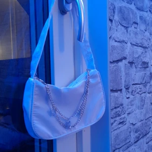 Liten väska - En liten väska. Är osäker på vart jag har köpt den men den kostade ca 80kr. Den är aldrig andvänd så i bra skick. Kedjan går att ta av om man vill.