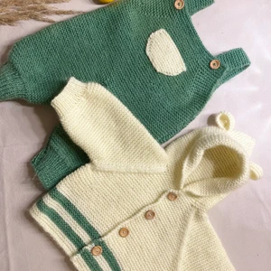 Barnkläder  - Stickad baby set med skor till. Passar 1 år gammal bebis. Är i nyskick, aldrig använd. Handmade