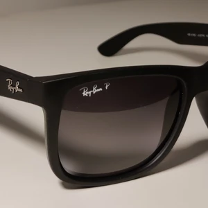 Ray-Ban Justin Polarized - Sparsamt använda solglasögon i nyskick.  Köptes på Synoptik för 1600. 
