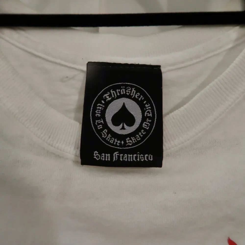 Snygg Thrasher t-shirt nästintill oanvänd i storlek S. Frakt tillkommer på runt 60 kr💕. . T-shirts.