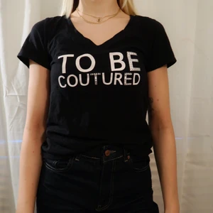 Juciy couture t-shirt - Snygg svart v-ringad juciy couture t-shirt. Frakt tillkommer på runt 60 kr💕. 