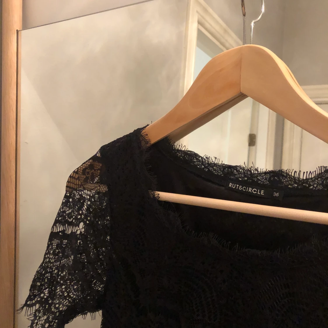 Svart klänning i spets från Rut and Circle  - 91