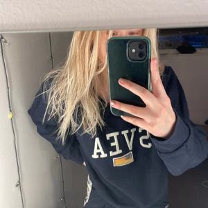 Svea sweatshirt  - Mörkblå sweatshirt från SVEA. Det står att det är storlek L men jah skulle säga att den mer är M/S