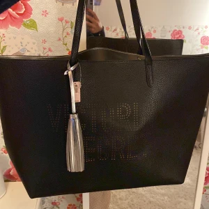 väska (lappen kvar)  - Oanvänd väska från victoria secret, lappen kvar💓💓 58$ ordinarie pris!!