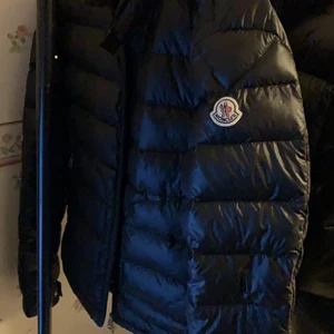 Moncler acorus jacka  - Använd en enstaka gång, inga skador på jackan. Storlek 2. 