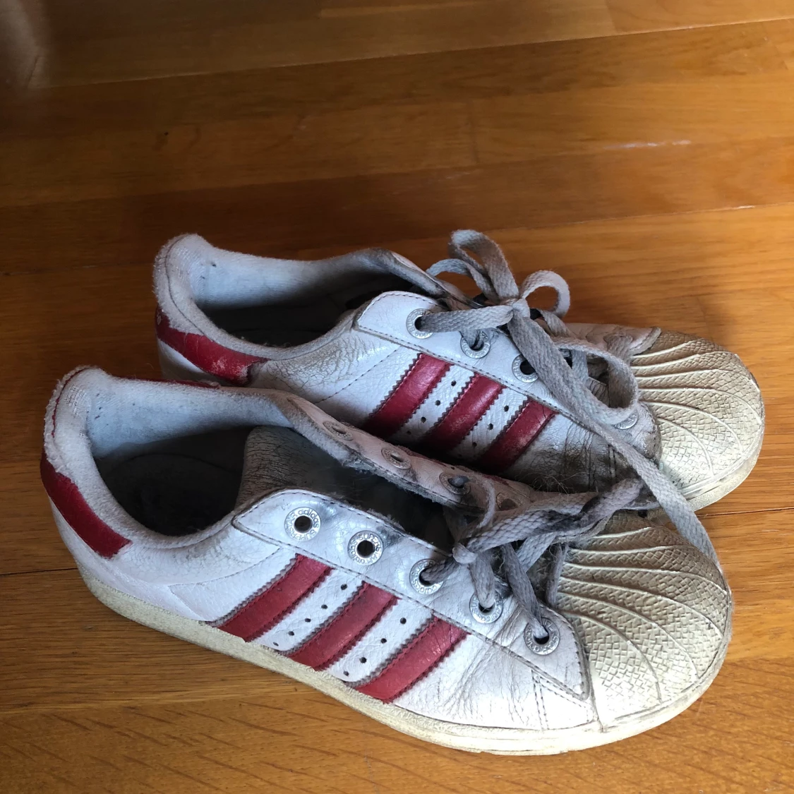 Adidas superstars röda 