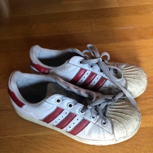 Adidas superstars röda  - Har älskar dessa! Använt skick o du behöver köpa nya skosnören men de är så sköna & snygga.