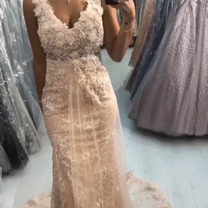 Bröllops klänning - Hej jag säljer en bröllopsklänning. Jag köpte den från edessasmode för 8000kr och använt endast en gång. Säljer den för 4000kr hör gärna av er.