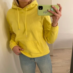 Gul hoodie (stl M) - Säljer sjukt cool gul hoodie från asos herravdelning i stl M, men passar mig som är S/M och lagom för långa armar 🙏🏽💛 även cool text baktill! Spårbar frakt ingår i priset!📦