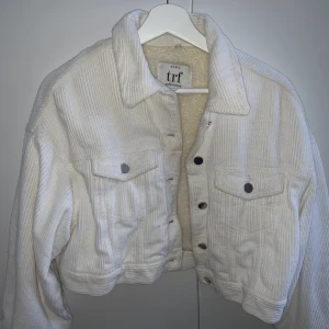 Vit Jeansjacka - Najs vit jeansjacka från Zara!!!🤍 Denna är lite kortare i modellen men ändå oversized ! Jackan är knappt använd så säljer pga att den inte kommer till användning! 