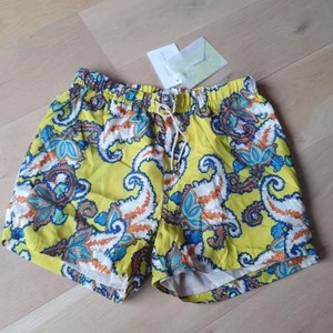 Shorts intro/muse - Oanvända shorts från intro Muse i skönt silkeslent material 