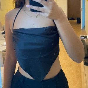 Svart satin topp  - Svart satin topp med öppen rygg från Shein, använts 1 gång passar xs-m beroende på byststorlek 🖤