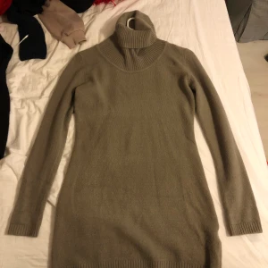 Mjuk poloklänning  - Brun/beige poloklänning i storlek S. Frakten betalas av köparen. 