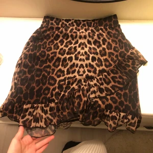 Omlottkjol - Super fin leopard kjol i storlek s ifrån NLY🤎i nyskick!