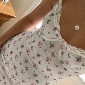 klänning - säljer den här fina klänningen som jag precis har fått hem från shein eftersom den inte passar mig just i bröstkorgen. Jag tog storlek M men skulle lika gärna kunna varit S eller XS för att den är så tajt. Bilden är lånad så kontakta mig om du vill ha fler bilder! Köparen står för frakt <3