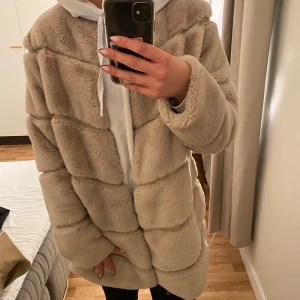 Pälsjacka - Supermysig fakepälsjacka köpt från  Dennis Maglic i en kall beige färg Står ingen storlek men skulle säga M (jag är S) Jag är ca 170cm lång