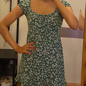 🌸 Grön blommig klänning från motel rocks, storlek XS säljes för 140kr exklusive frakt 🌸