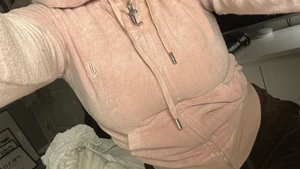 Juicy Couture Kofta - Jättemysig och snygg Juicy Couture kofta i en fin rosa färg! Finns inte längre att köpa i butik. Använd fåtal gånger, inga defekter! Pris kan diskuteras <3 Skulle säga att det är en Xs-S då jag vanligtvis är en S