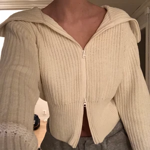 Stickad zip up från Gina - En jättefin stickad tröja som går att ha på många olika sätt! Mycket bra skick! Frakt tillkommer på antagligen 66kr🤍 (skriv om du är intresserad för är inte säker på om jag vill sälja)