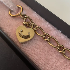 Juicy couture armband - Juicy couture armband i bra begagnat skick! Köpt i USA för flera år sedan i butik. ✨✨ frakt tillkommer.