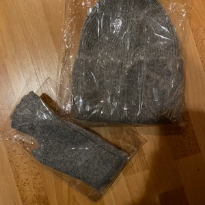 ALVII MÖSSA  - OBS VANTAR SÅLDA! Endast mössan kvar att köpa! Helt ny och oanvänd, kvar i förpackningen. Har själv ett par och älskar de, de är så mjuka o gosiga, säljer pga fick hem dubbla par!🤍 Köpare står för frakt🤍 