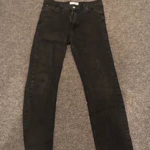 Just junkies jeans - Ett par välanvända byxor. Dom är i ganska bra skicka förutom de vita märket som är på låret. 