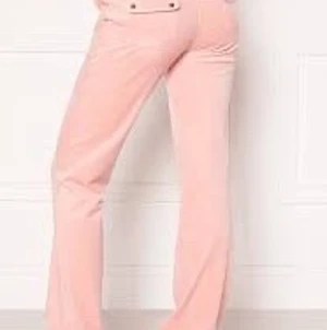 Ljusrosa juicy byxor - Helt nya bara använda två ggr inga fläckar eller så, säljer dom vid ett bra bud eftersom jag är inte helt säker på om jag vill sälja dom! Säljer dom eftersom jag inte har haft så mycket användning av dom💗 fråga privat för egna bilder 💗 första budet måste vara över orginalpriset och om man vill buda måste man höja budet minst med 10kr🥰