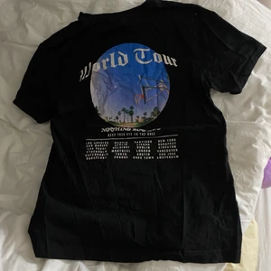 T-shirt med tryck - Superfint skick! Det stora trycker är på ryggen.