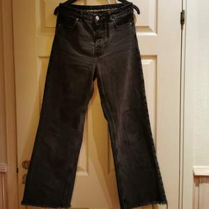 Svarta stonewashed jeans från never denim strl 26 i midja, har burits av person som är ca 160. Råa kanter nertill. Användna men i fint skick. Skickas mot frakt