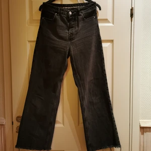 Never denim - Svarta stonewashed jeans från never denim strl 26 i midja, har burits av person som är ca 160. Råa kanter nertill. Användna men i fint skick. Skickas mot frakt