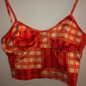 Linne i storlek M - Storlek: M. Fint linne i lätt glansigt material.