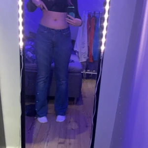 Lågmidjade jeans  -  Fina jeans men kommer dock inte till användning. Däremot är de extremt stretch ligga så det är som olika storlekar🥰
