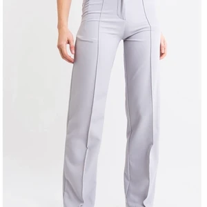 Madlady kostymbyxor storlek S  - Säljer mina snygga kostymbyxor från madlady. Använda men i fint skick. Nypris 499kr. Köparen står för frakt ☺️