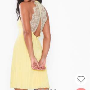Säljer denna fina gula klänning från Nelly med en cool spetseygg. Endast använd en gång och i totalt nyskick. Vid frågor skriv till mig❤️🥰