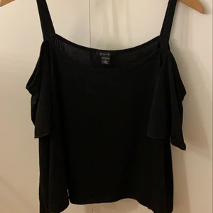 Amisu Strl M - En svart topp som dessvärre knappt är använd, hoppas någon annan får mer använding av den!