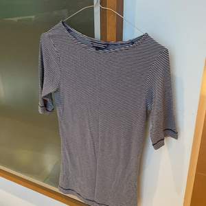 Snygg T-shirt från Tommy Hilfinger som nästan är ny. Den är blå och vit randig och i ett väldigt skönt/mjukt material. Perfekt till sommaren! Om man vill ha fler bilder så skriv🤗🥰