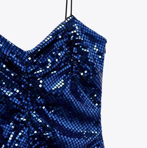 fest klänning  - jätte snygg fest klänning i storlek M. klänningen är använde 1gång och säljer då den är lite stor för mig och jag käner att den inte kommer koma till användning. skriv privat för mer info och egna bilder.