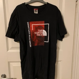 T-shirt - En något använd t-shirt. Bra skick och trycket är inte förstört på något sätt. Nypris 250kr