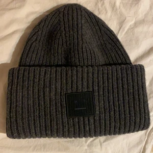 Grå acne mössa  - acne mössa som aldrig är använd, bara testad. Nypris 1100 som är köpt på Åhléns city. 