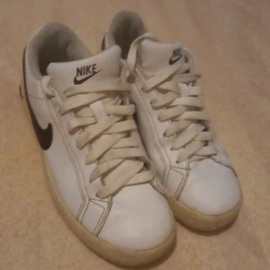 Nike skor 36 - Nike skor i st 36 ej nyskick 