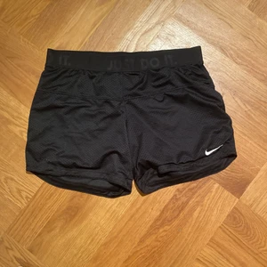 Svarta Nike shorts - Jättesköna shorts från Nike. Köpa second hand här på Plick men är bra skick. Finns tyvärr inga lappar på dom men skulle säga att dom är storlek M/L