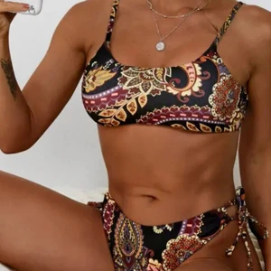 cool mönstrad bikini från Zaful - aldrig använd, lapp kvar, klisterlapp i underdelen kvar🖤 pm vid frågor/ fler bilder