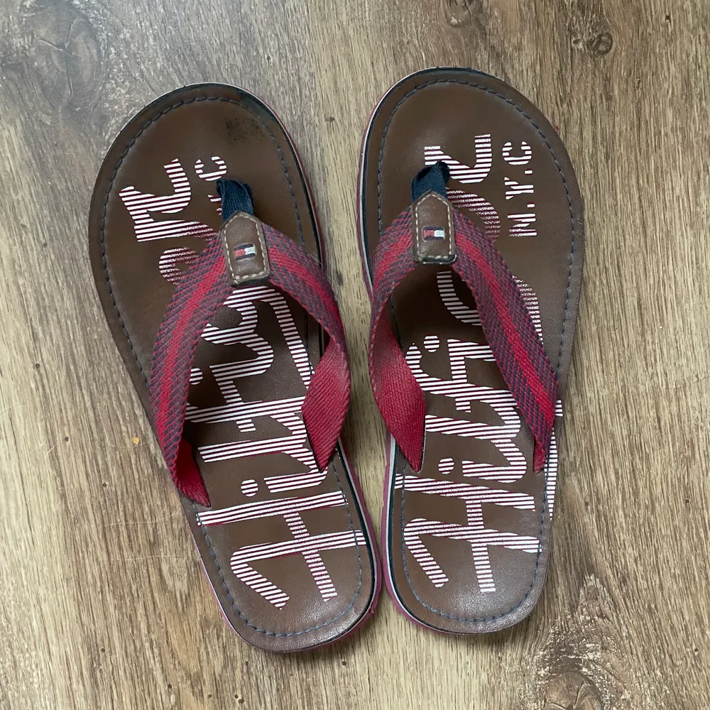 Hilfiger flip-flops brunt läder. Använda men bra skick . Skor.