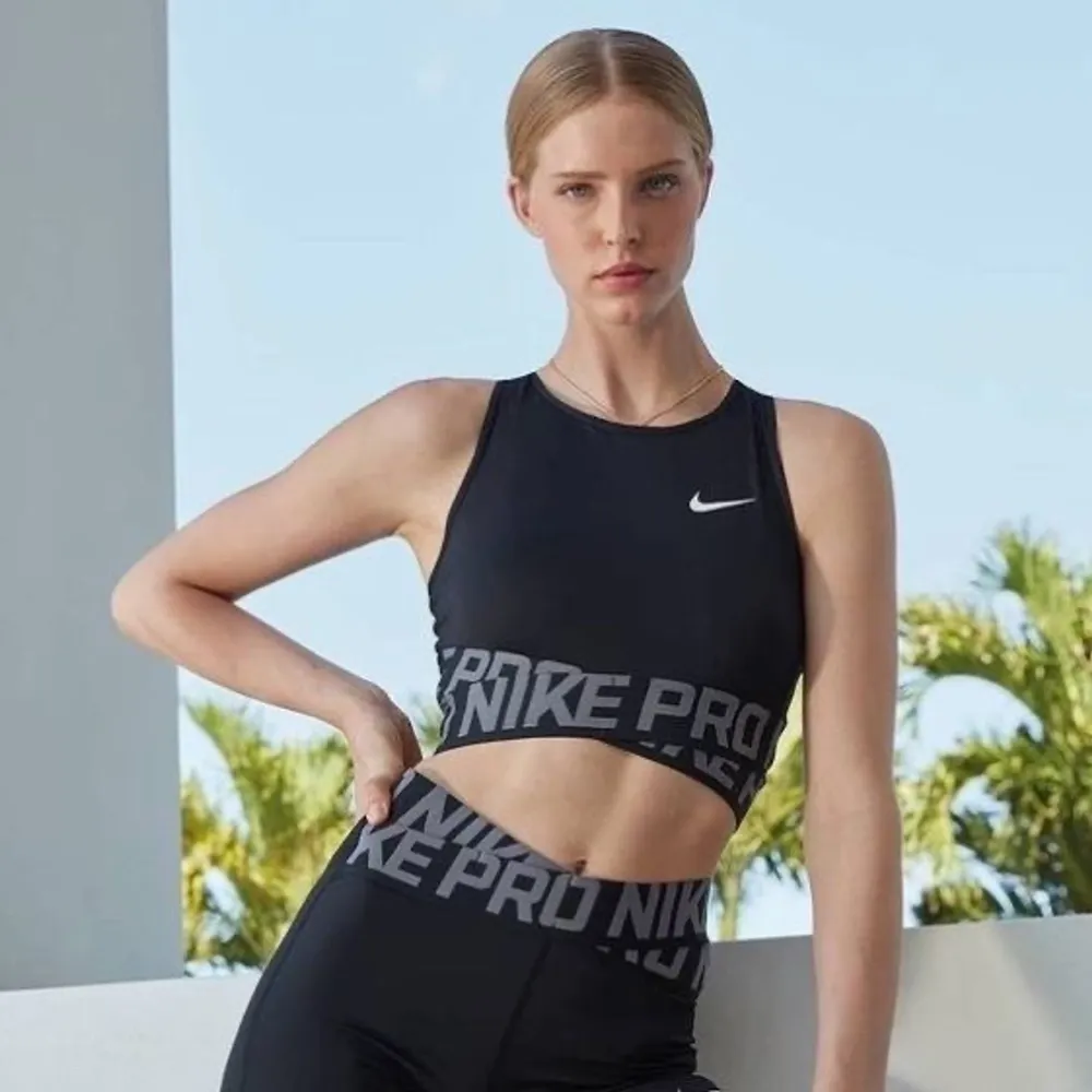 Säljer denna snygga Nike toppen. Den är i riktigt bra skick och sparsamt använd. Frakten ingår.🌸✨. Toppar.